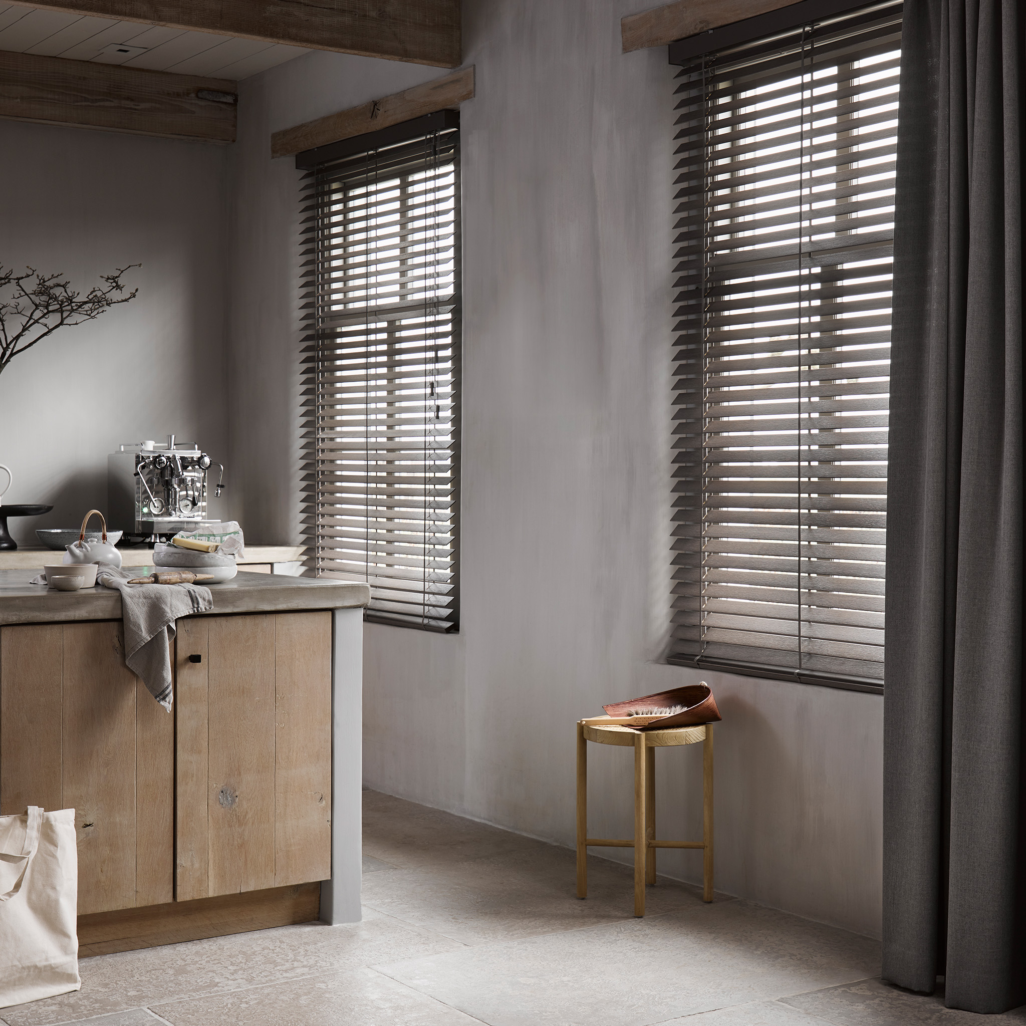 Natuurlijk wonen met houten raamdecoratie