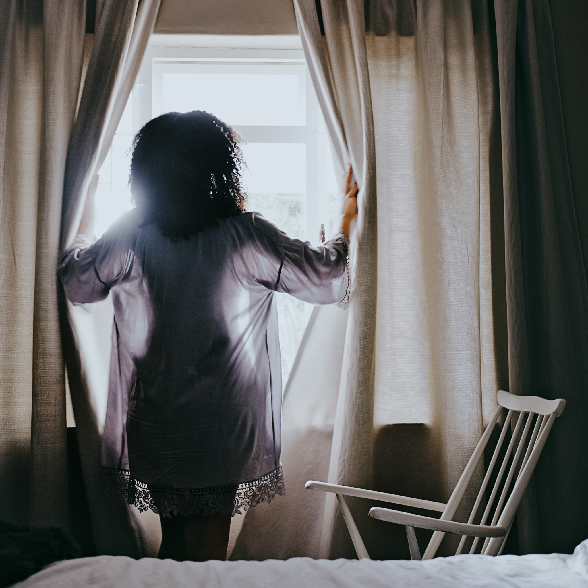 Verduisterend of lichtdoorlatend: kies de juiste raamdecoratie voor jouw slaapkamer